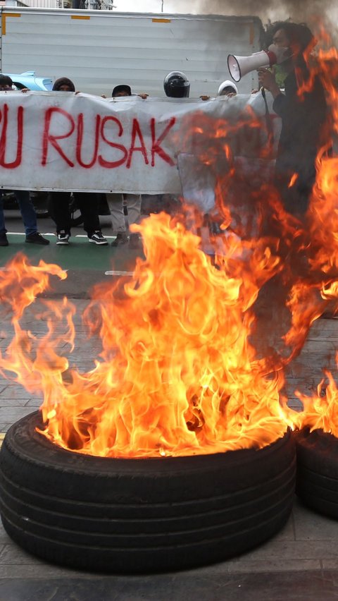 FOTO: Protes Kecurangan Pemilu, Massa Bakar Ban dan Caleg Bikin Laporan di Bawaslu DKI