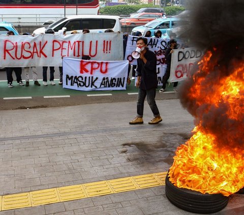 FOTO: Protes Kecurangan Pemilu, Massa Bakar Ban dan Caleg Bikin Laporan di Bawaslu DKI