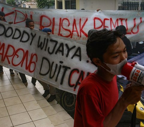 FOTO: Protes Kecurangan Pemilu, Massa Bakar Ban dan Caleg Bikin Laporan di Bawaslu DKI