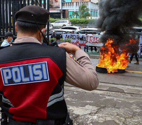 FOTO: Protes Kecurangan Pemilu, Massa Bakar Ban dan Caleg Bikin Laporan di Bawaslu DKI