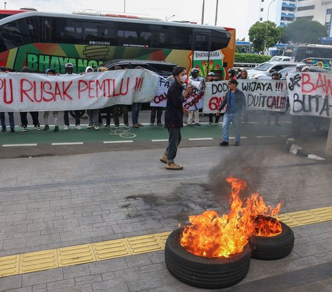 FOTO: Protes Kecurangan Pemilu, Massa Bakar Ban dan Caleg Bikin Laporan di Bawaslu DKI