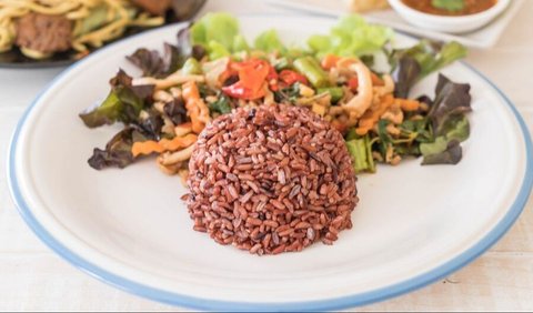 1. Nasi Merah: Pati Sehat yang Mengenyangkan