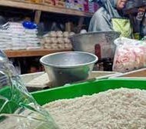 Curhat Pedagang: Harga Beras Bertahan Mahal Jelang Bulan Puasa, Pelanggan Terus Berkurang