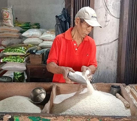 Curhat Pedagang: Harga Beras Bertahan Mahal Jelang Bulan Puasa, Pelanggan Terus Berkurang