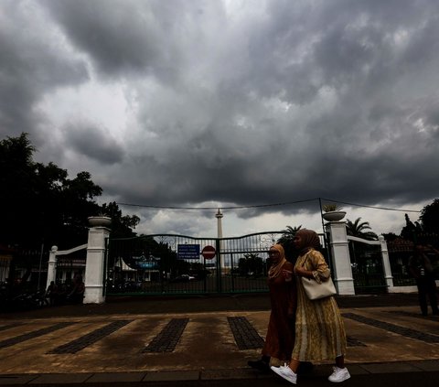 FOTO: BPBD Peringatkan Warga Waspadai Potensi Cuaca Ekstrem di Jakarta dan Sekitarnya