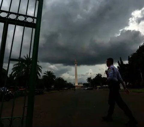 FOTO: BPBD Peringatkan Warga Waspadai Potensi Cuaca Ekstrem di Jakarta dan Sekitarnya