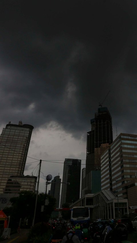 Pemandangan awan gelap menyelimuti langit di sekitar kawasan Monumen Nasional (Monas), Jakarta, Kamis (7/3/2024). Liputan6.com/Angga Yuniar