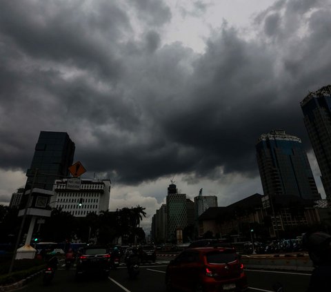 FOTO: BPBD Peringatkan Warga Waspadai Potensi Cuaca Ekstrem di Jakarta dan Sekitarnya