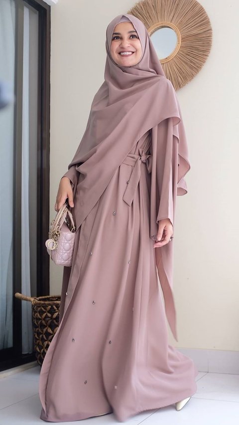 1. Gamis: Simpel, Elegan, dan Fleksibel