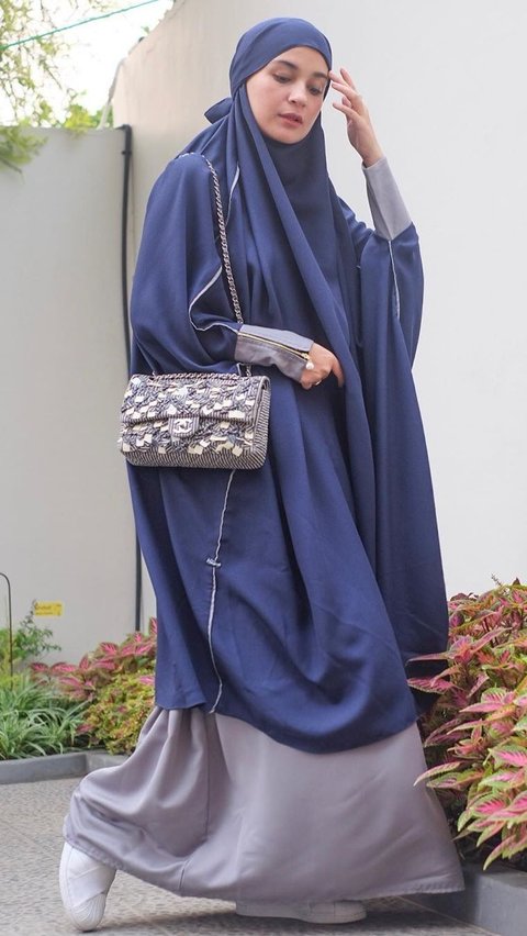 3. Abaya: Simbol Kebesaran dan Ketenangan