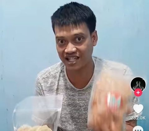 Portrait of Suffering of Kurnia Mega, Former Goalkeeper of the Indonesian National Team, Severely Ill, Selling Chips, Now Divorced by Wife