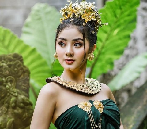 Ghea Youbi terlihat anggun dengan busana adat Bali berwarna hijau tua.