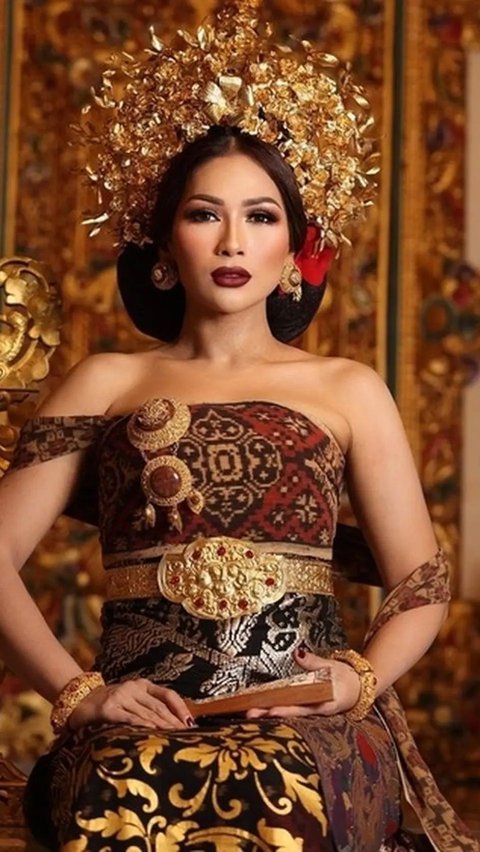 Tata Janeeta menampilkan kecantikan dan keanggunan saat mengenakan pakaian adat Bali.
