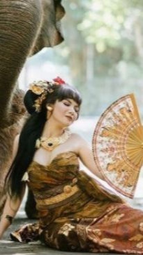 Dinar Candy bak dewi dari khayangan dalam balutan busana adat Bali.
