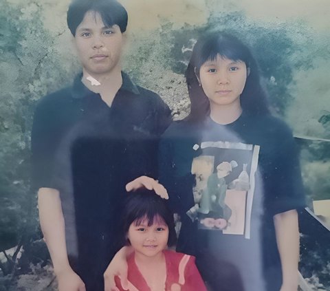 This Girl with Her Parents Now Becomes a Beautiful and Sexy DJ, Can You Guess?