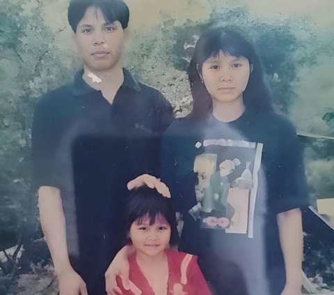 This Girl with Her Parents Now Becomes a Beautiful and Sexy DJ, Can You Guess?
