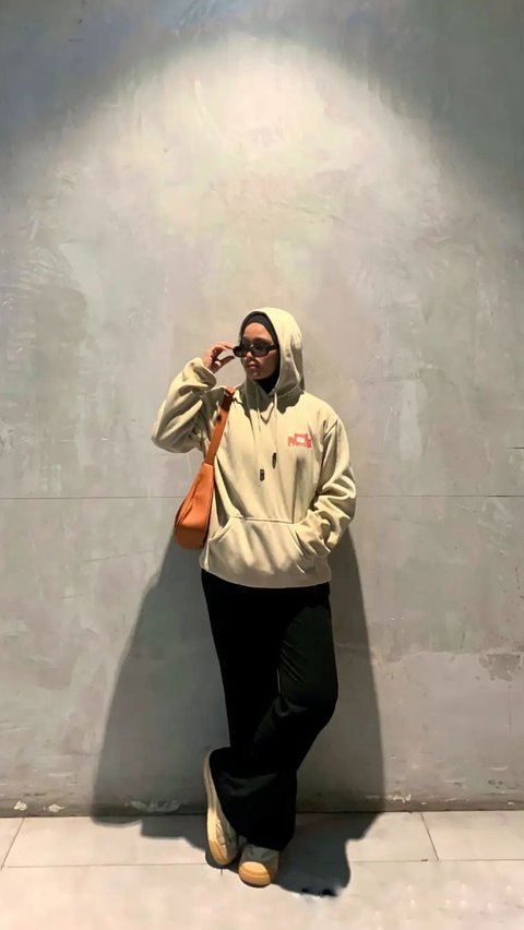 Memadukan Celana Kulot dengan Hoodie agar Tetap Stylish