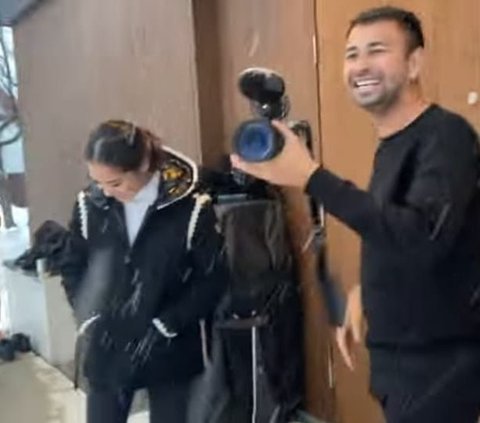 Potret Kocak Raffi Ahmad Tantang Para Karyawan Laki-laki Tiduran di Salju Tanpa Baju, Hadiahnya Bikin Happy