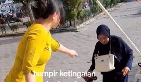 Seorang petugas tiket KAI menuai pujian karena kesigapannya membantu seorang penumpang lansia yang hampir saja ketinggalan kereta.