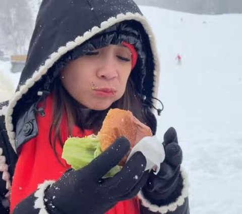 Tak Ikut Main Ski Bareng Raffi & Rafathar, Nagita Slavina Asyik Makan Burger dan Main Bareng Rayyanza