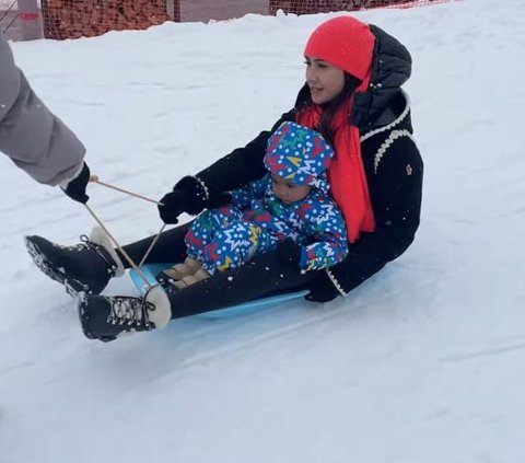 Tak Ikut Main Ski Bareng Raffi & Rafathar, Nagita Slavina Asyik Makan Burger dan Main Bareng Rayyanza