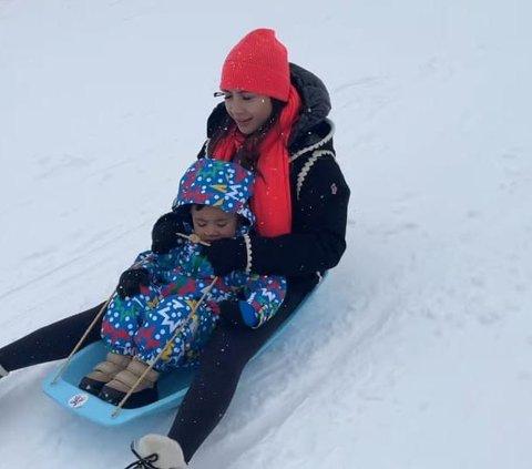 Tak Ikut Main Ski Bareng Raffi & Rafathar, Nagita Slavina Asyik Makan Burger dan Main Bareng Rayyanza