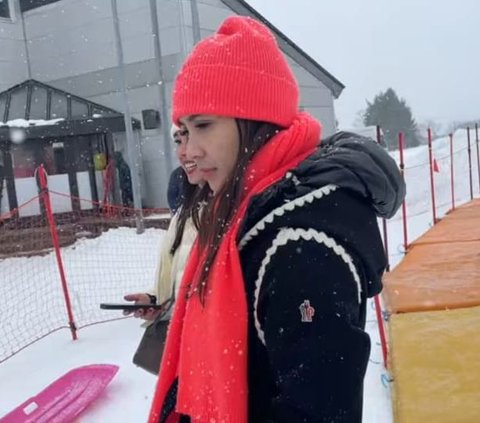 Tak Ikut Main Ski Bareng Raffi & Rafathar, Nagita Slavina Asyik Makan Burger dan Main Bareng Rayyanza