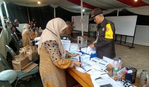 Karena khawatir ketidaksesuaian data tersebut tertuju pada PPK Tapos, akhirnya mereka mengumpulkan kembali saksi-saksi untuk disinkronkan kembali sesuai pleno di tingkat TPS. 