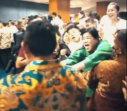 Momen Perempuan Histeris Usai Selfie sama Kapolri, Reaksi Sang Jenderal Bikin Salfok