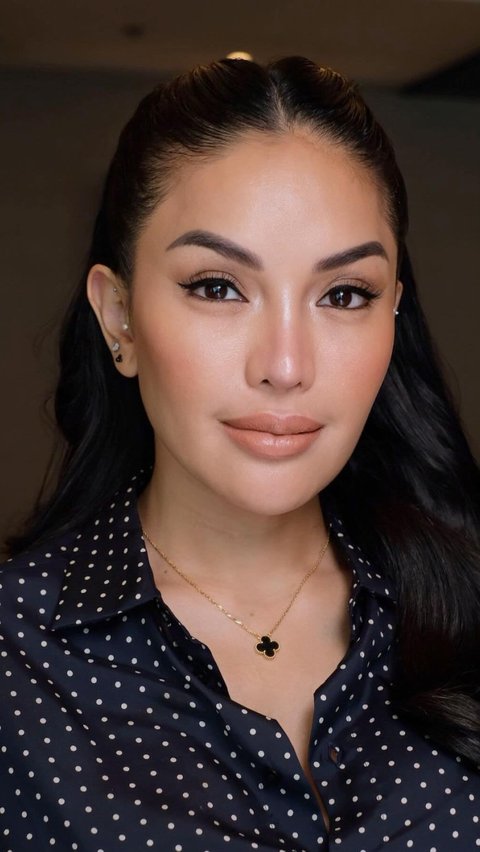 The latest portrait of Nikita Mirzani after being rumored to be dating Rizky Irmansyah, Prabowo's aide, her covered appearance becomes the spotlight.