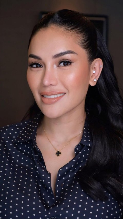 Not only her closed appearance that becomes the spotlight, Nikita Mirzani's face is also said to look younger since the issue of her closeness with Rizky Irmansyah emerged.