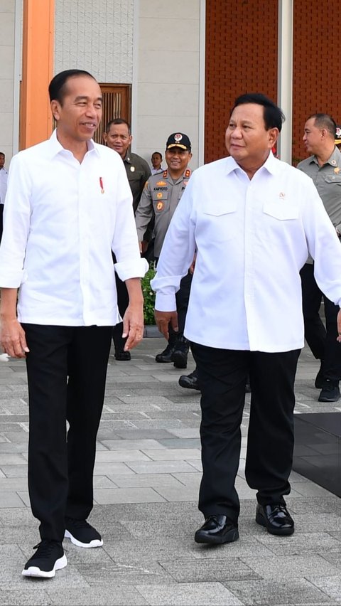 <br>Kompak Berkemeja Putih, Jokowi-Prabowo Kunjungan Kerja ke Jawa Timur