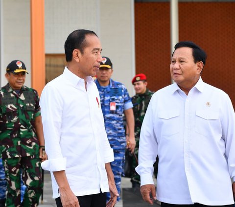 Kompak Berkemeja Putih, Jokowi-Prabowo Kunjungan Kerja ke Jawa Timur