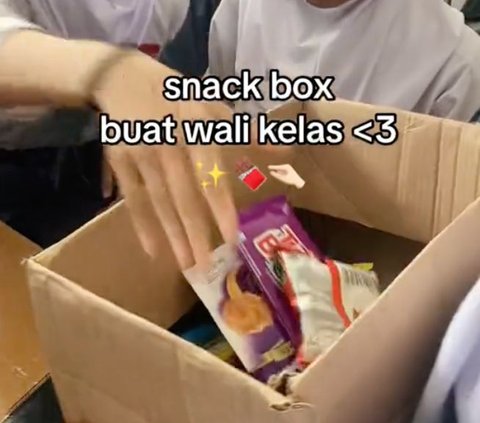 Viral Momen Manis Murid Patungan Jajanan untuk Hadiah Wali Kelas, Reaksi Guru Curi Perhatian