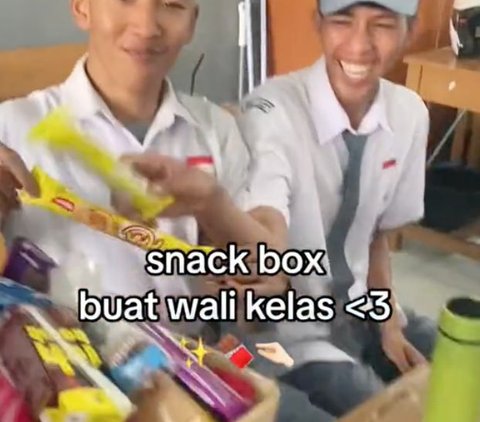 Viral Momen Manis Murid Patungan Jajanan untuk Hadiah Wali Kelas, Reaksi Guru Curi Perhatian