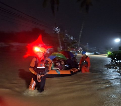 Berjibaku dengan Banjir, Tim SAR Evakuasi Ratusan Warga Padang dan Pesisir Selatan