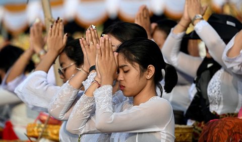 Sejumlah umat Hindu Bali memanjatkan doa saat menjalankan upacara Melasti di sebuah pantai di Denpasar, Bali, Jumat (8/3/2024). 