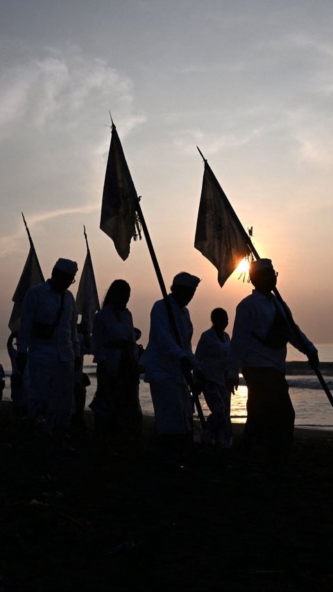 Saat upacara Melasti, segala sesuatu atau sarana sembahyang di Pura dibawa ke laut untuk disucikan. Sonny Tumbelaka/AFP
