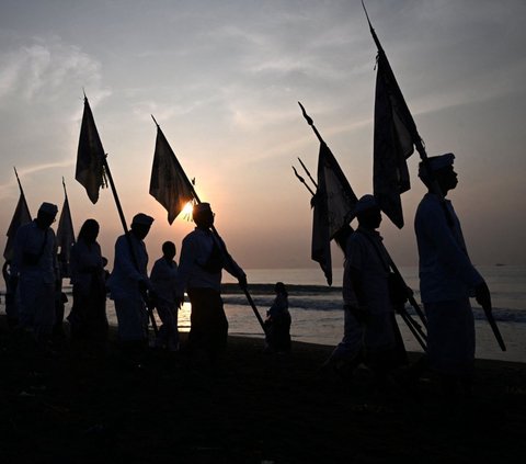 FOTO: Kekhusyukan Umat Hindu Bali Jalani Upacara Melasti Jelang Perayaan Nyepi