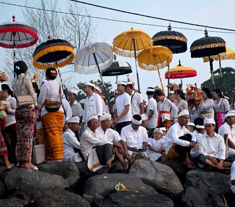 FOTO: Kekhusyukan Umat Hindu Bali Jalani Upacara Melasti Jelang Perayaan Nyepi