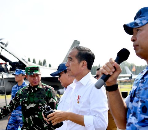 Momen Jokowi dan Prabowo Meneropong Pesawat Tempur di Pangkalan TNI AU Iswahjudi Jatim