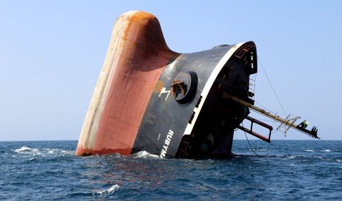 Pemandangan kapal kargo milik Inggris bernama Rubymar yang tenggelam di Laut Merah, pada Kamis (7/3/2024).