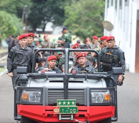 Kepala Staf Angkatan Darat (Kasad) Jenderal TNI Maruli Simanjuntak mendapat Brevet Anti Teror Kehormatan dari satuan elite Kopassus, SAT-81/Gultor.