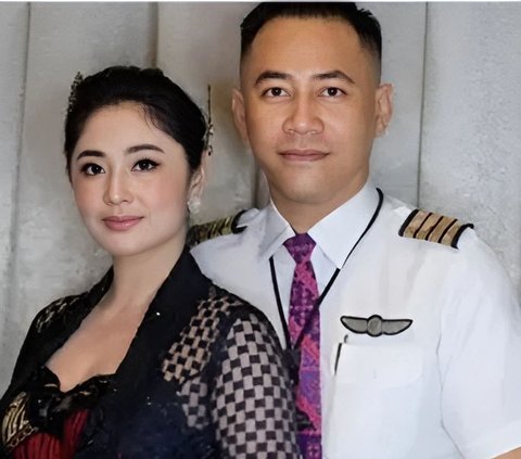 7 Portraits of Dewi Perssik's Engagement with Pilot Rully