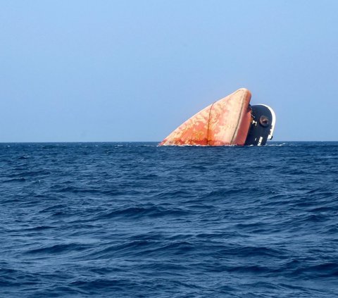 FOTO: Detik-Detik Kapal Kargo Inggris Tenggelam di Laut Merah Usai Dirudal Pasukan Houthi Yaman