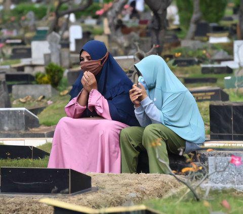 Di masa-masa ini, tempat pemakaman umum seringkali dipenuhi oleh para peziarah yang datang untuk mendoakan keluarga yang telah meninggal.