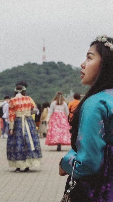 Wanita yang akrab disapa Thari ini pernah mengikuti student exchange di Myongji University Korea Selatan. Selama tahun 2019 ia berada di Korea Selatan.