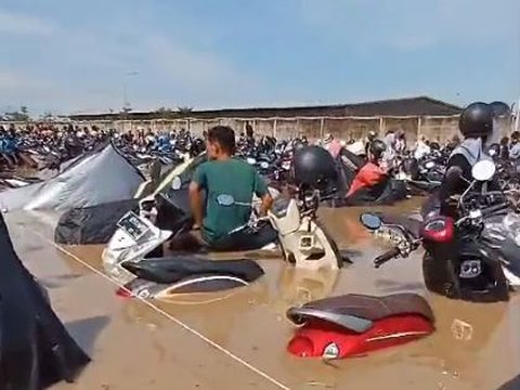 Motorcycle Parking in Cirebon Flooded as High as the Seat, Netizens Call it a Workshop's Blessing