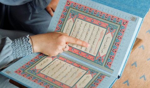 Surat Al-Falaq Arabic, Latin, and Meaning