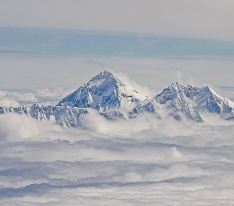 Publik pasti tak asing dengan Gunung Everest. Gunung yang dianggap paling tinggi di dunia ini memiliki tinggi mencapai 29.000 kaki (8.850 mdpl).